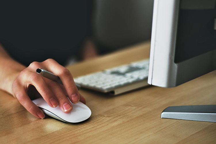 디자인 작업 중인 디자이너의 데스크 마우스를 조작하며 디자인 작업을 하는 디자이너